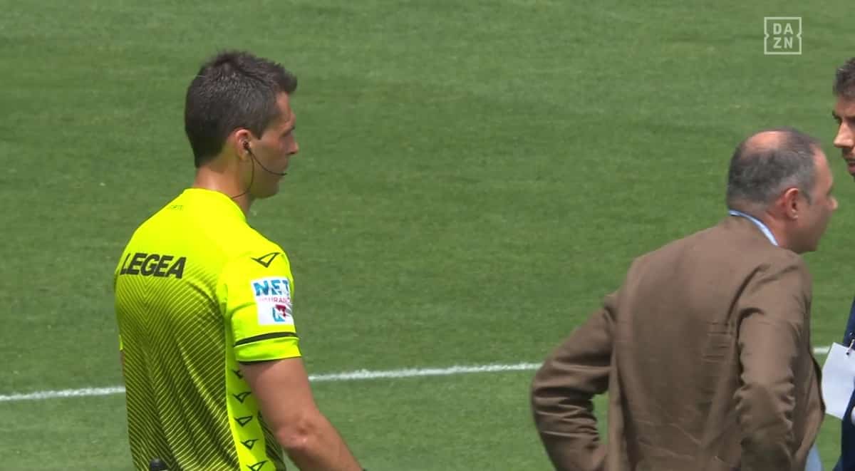 Sospesa per 10 minuti Spezia-Napoli, ci sono stati scontri tra tifosi sugli spalti e invasione di campo