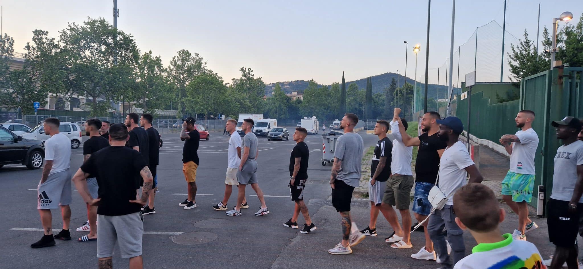 Trecento tifosi viola al centro sportivo per caricare la Fiorentina: "Domani facciamo la storia"