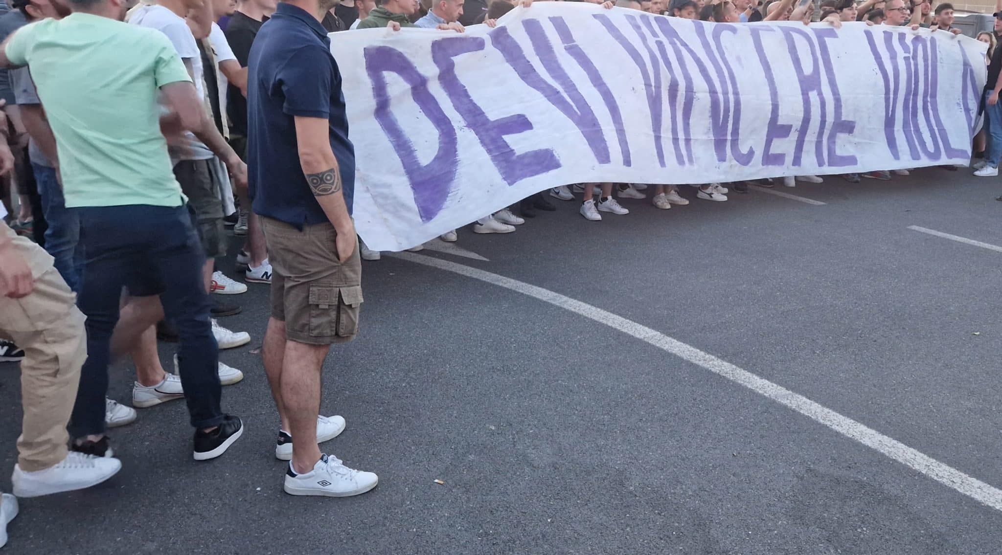 Trecento tifosi viola al centro sportivo per caricare la Fiorentina: "Domani facciamo la storia"