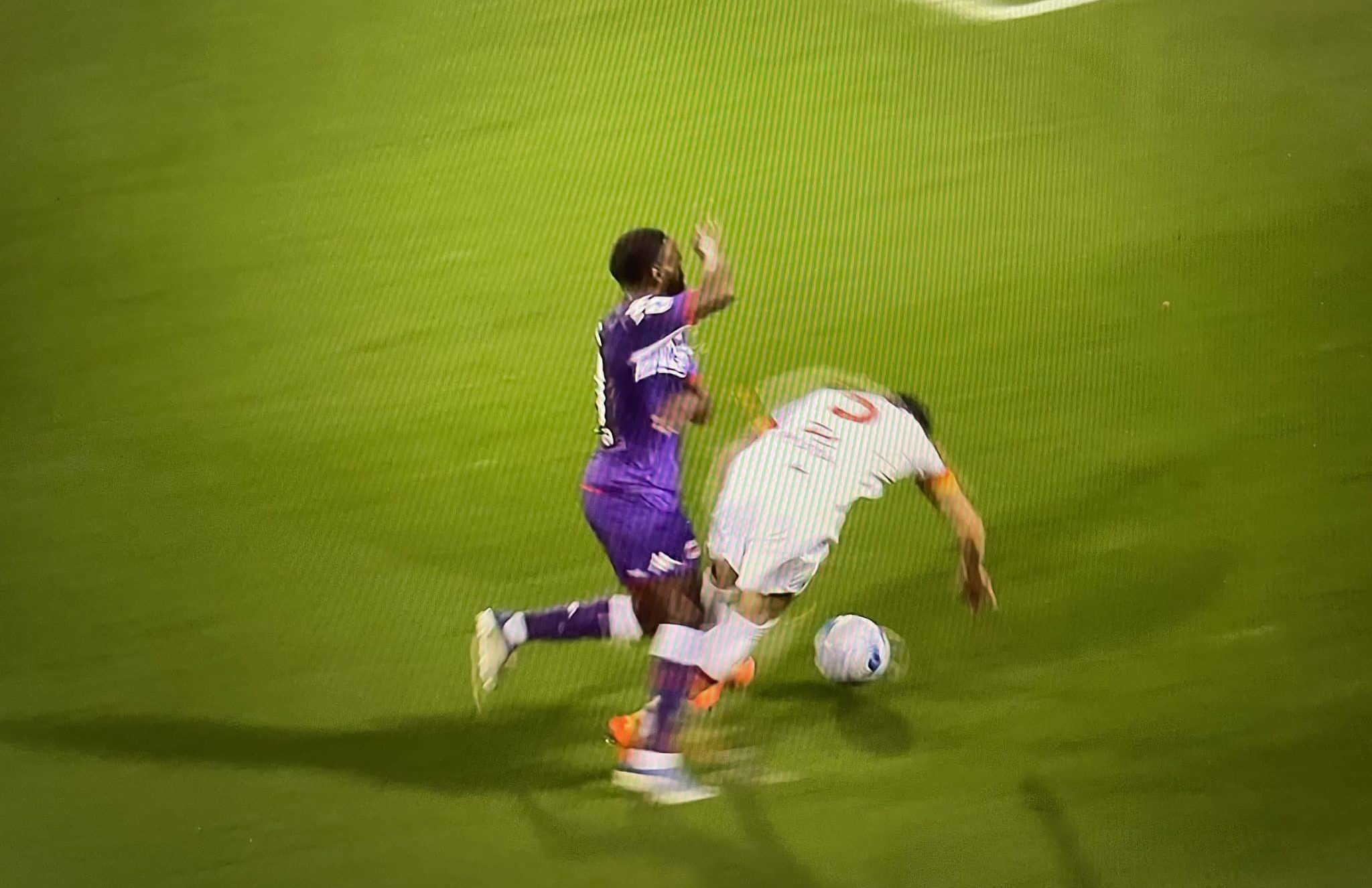 L'arbitro Guida ferma Ikonè lanciato a rete. Telecronisti Dazn sicuri: "Ibanez è stato graziato"