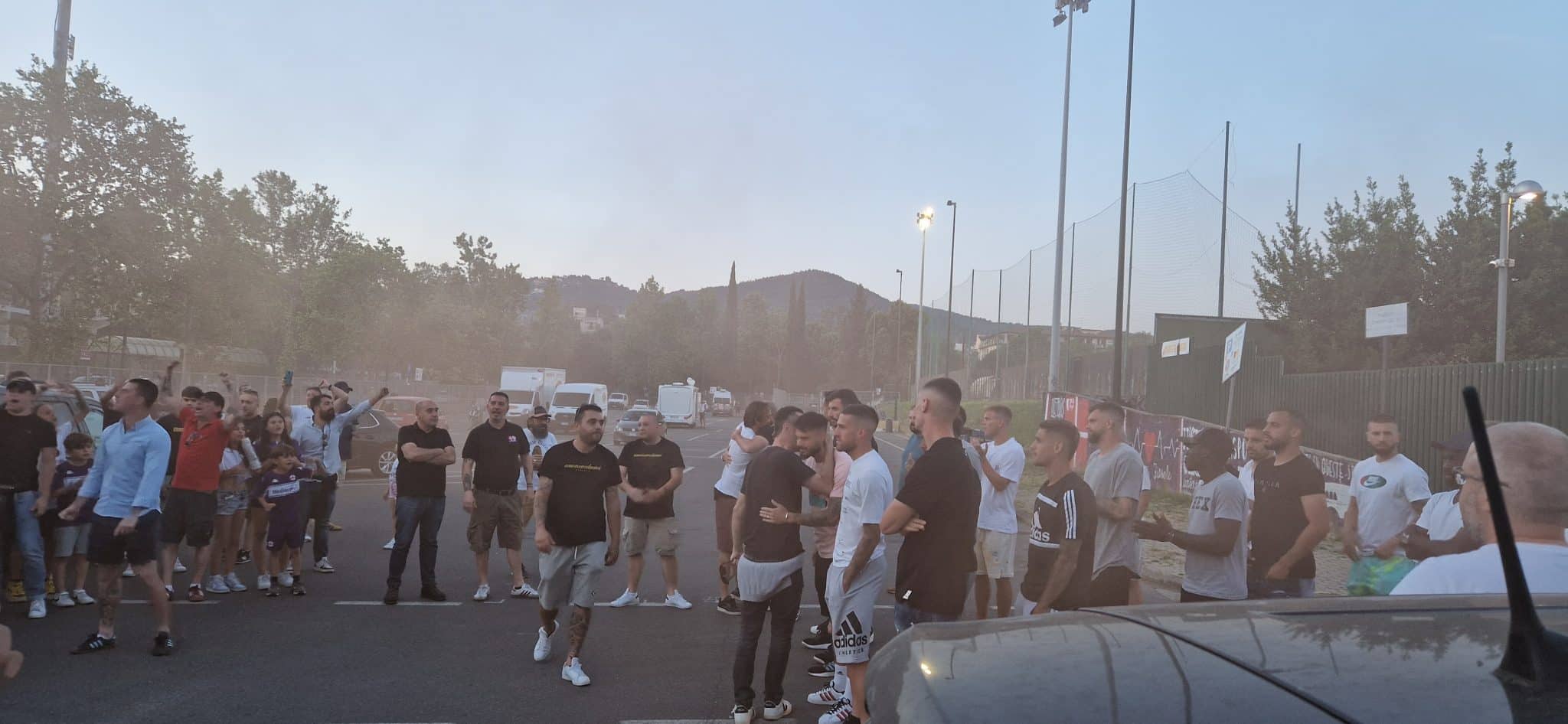 Trecento tifosi viola al centro sportivo per caricare la Fiorentina: "Domani facciamo la storia"