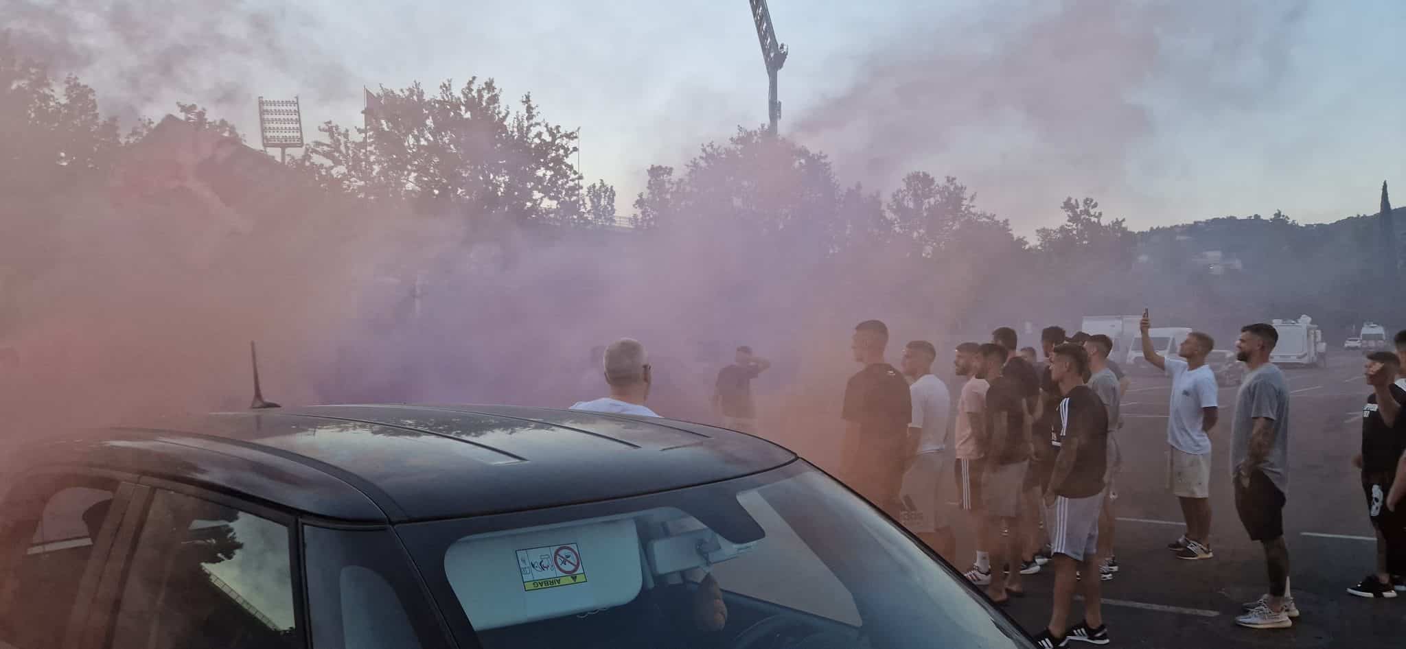Trecento tifosi viola al centro sportivo per caricare la Fiorentina: "Domani facciamo la storia"