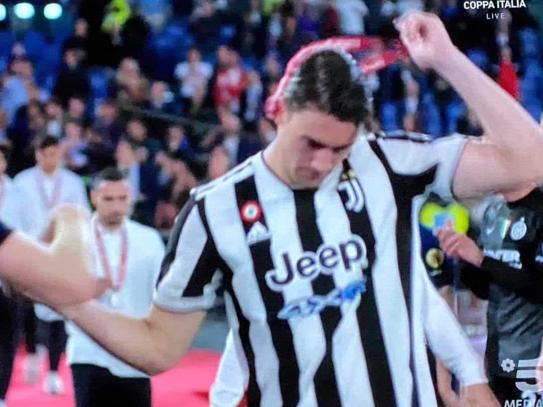 Vlahovic non accetta la sconfitta in Coppa Italia, il serbo si strappa infuriato la medaglia dal collo