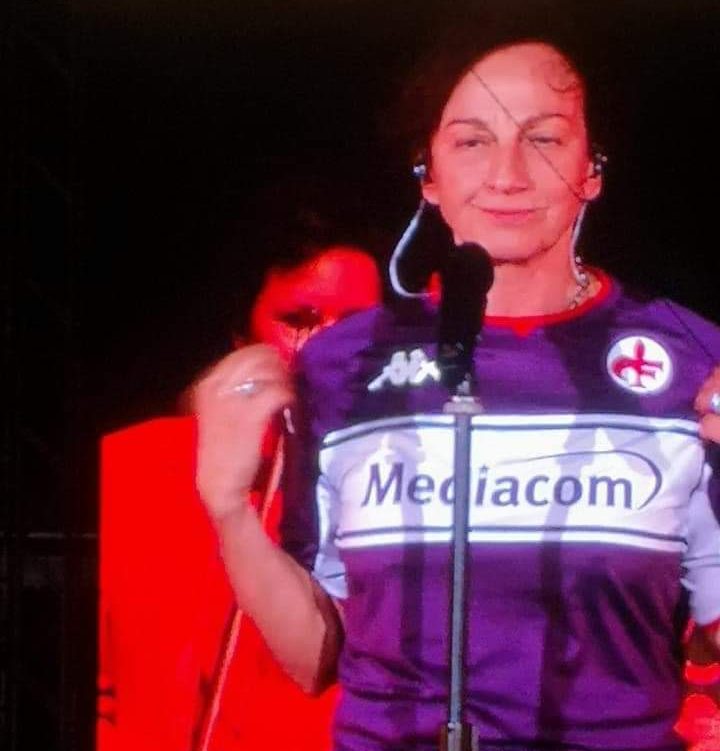 Gianna Nannini tifa Juventus ma indossa la maglia della Fiorentina per il concerto allo stadio Franchi