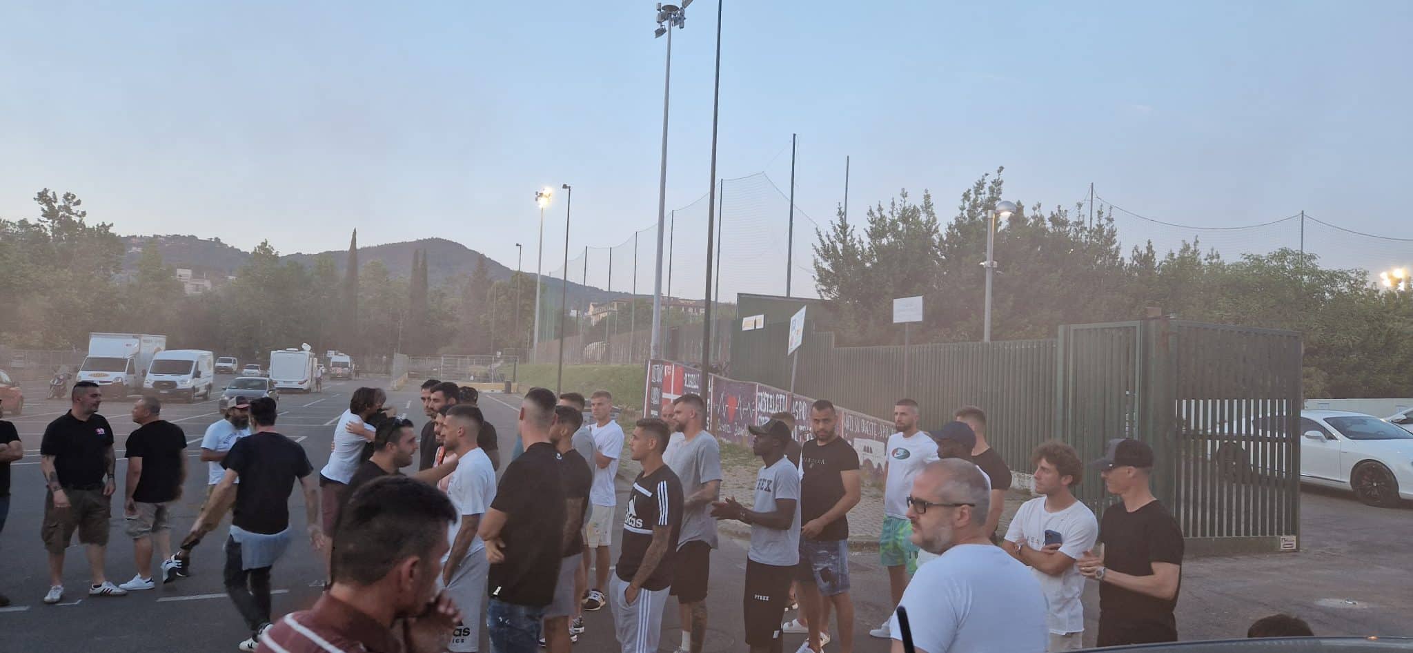 Trecento tifosi viola al centro sportivo per caricare la Fiorentina: "Domani facciamo la storia"