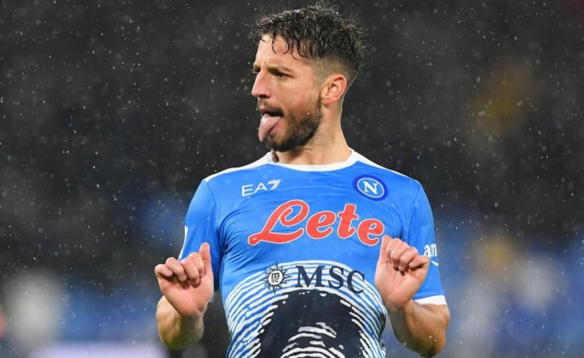 Mertens, bordata a De Laurentiis: "Pensavo di restare a Napoli ma non mi ha chiamato nessuno" - NAPLES, ITALY - NOVEMBER 28: Dries Mertens of SSC Napoli celebrates after scoring their side's second goal during the Serie A match between SSC Napoli and SS Lazio at Stadio Diego Armando Maradona on November 28, 2021 in Naples, Italy. (Photo by Fran