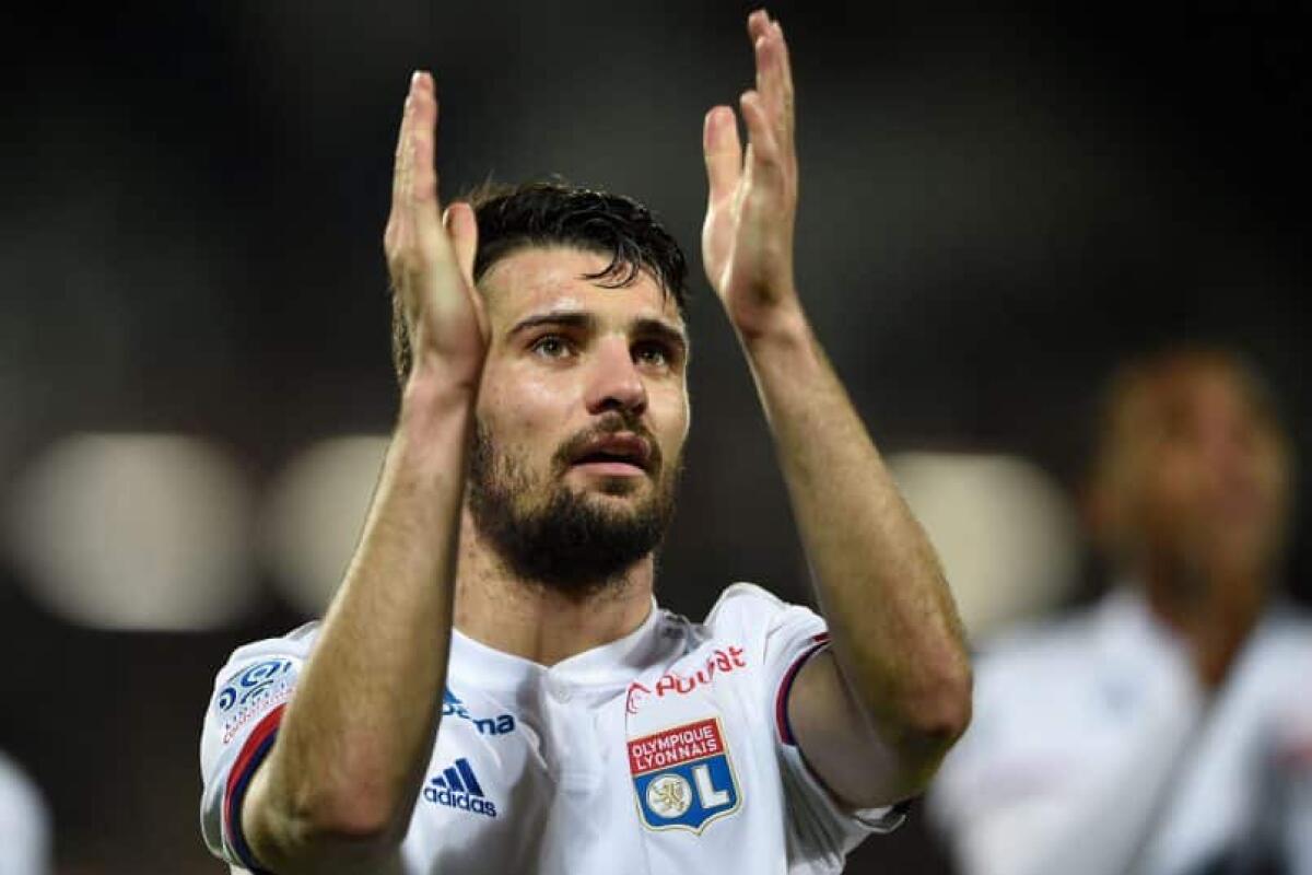 Sky Sport annuncia: "Alla Fiorentina piace il terzino destro Dubois come post Odriozola" - 