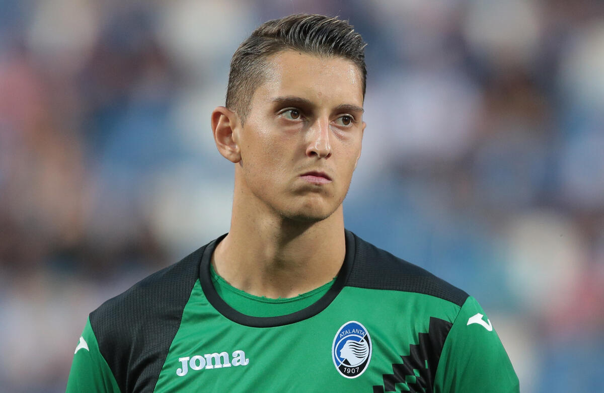 TMW, la Fiorentina ha scelto Gollini, sarà lui il dopo Dragowski. Oggi contatto per il portiere - REGGIO NELL'EMILIA, ITALY - AUGUST 23:  Pierluigi Gollini of Atalanta BC looks on during the UEFA Europa League Play-Off first leg match between Atalanta BC and FC Copenhagen at Mapei Stadium - Citta' del Tricolore on August 23, 2018 in Reggio nell'E