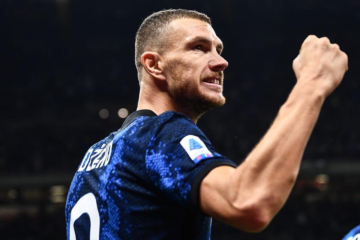 Corriere fiorentino scrive: "La Fiorentina pensa a Dzeko, società viola vuole un grande nome" - Mg Milano 24/10/2021 - campionato di calcio serie A / Inter-Juventus / foto Matteo Gribaudi/Image Sport
nella foto: esultanza gol Edin Dzeko