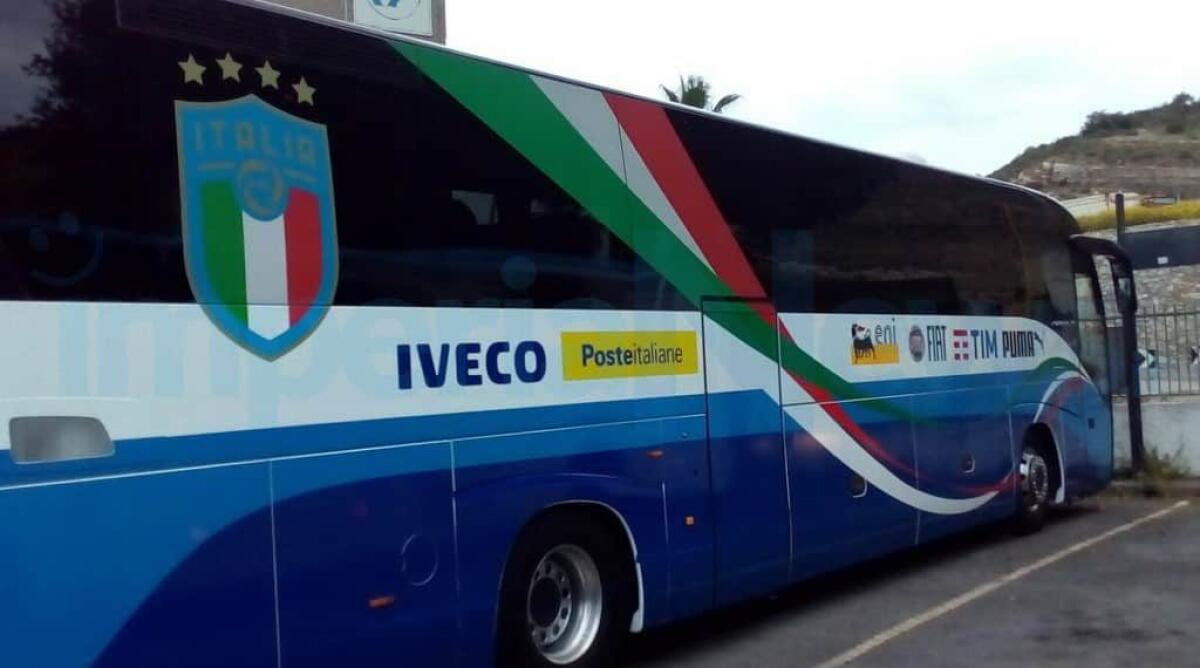 Il pullman dell'Italia arriva tardi allo stadio, in Germania niente scorta ma solo indicazioni stradali - 