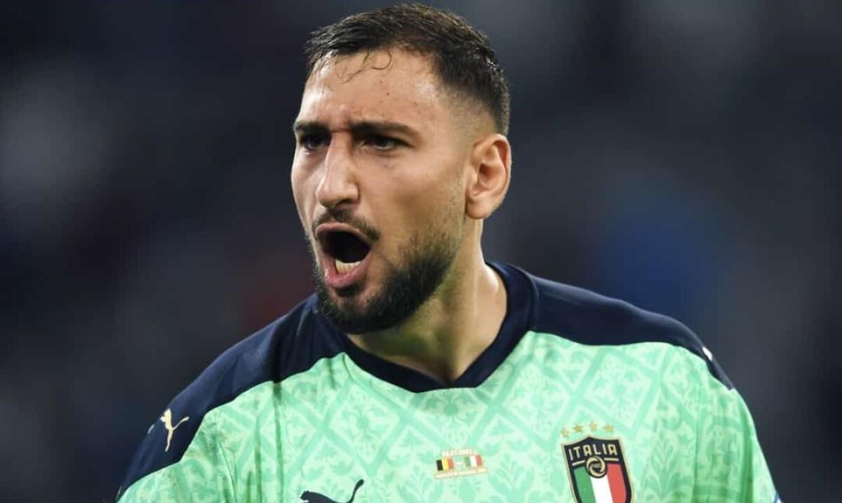 Un tifoso del Milan insulta Donnarumma che non la prende bene e va da lui. I compagni lo rincuorano - 