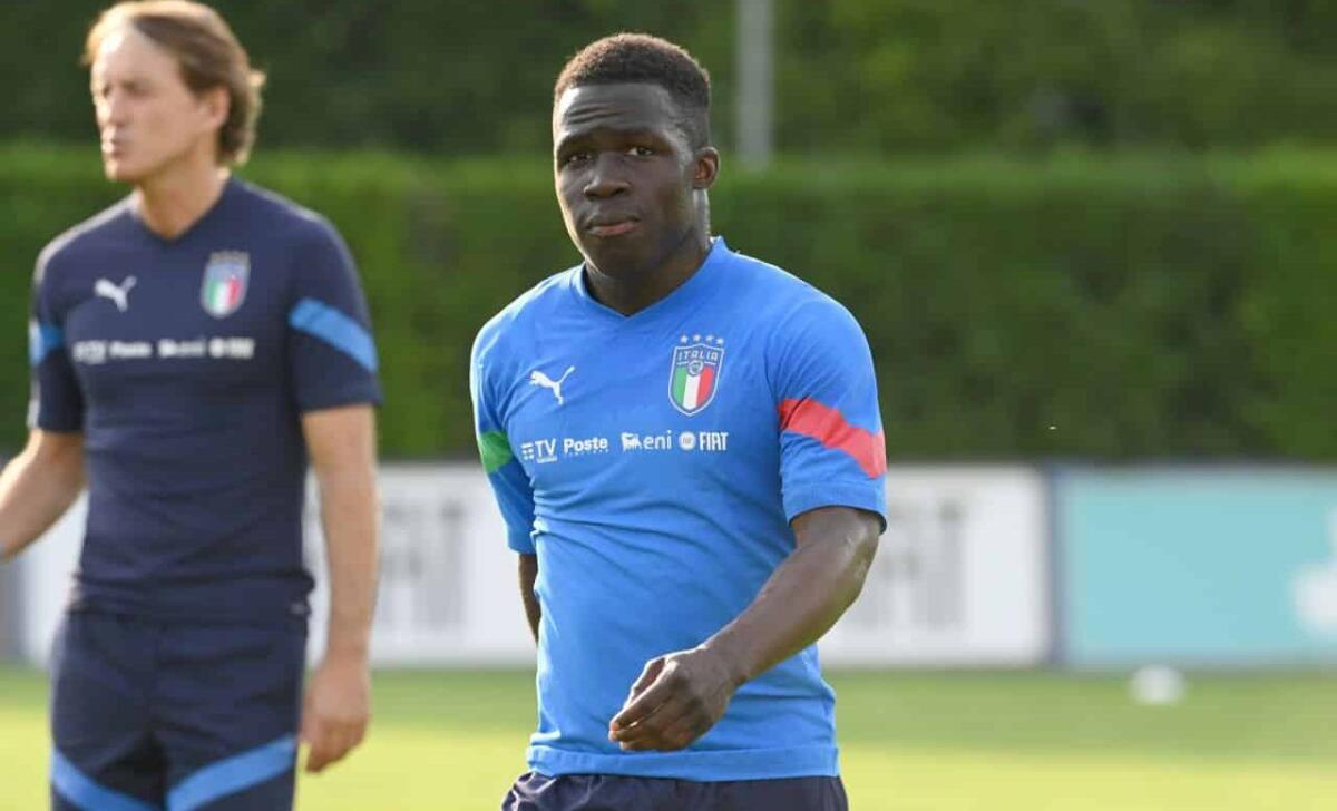 Sky Sport, la Fiorentina è arrivata tardi su Gnonto, l'Hoffenheim in vantaggio. Cresciuto nell'Inter - FLORENCE, ITALY - MAY 30: Wilfried Gnonto of Italy in action during training session at Centro Tecnico Federale di Coverciano on May 30, 2022 in Florence, Italy. (Photo by Claudio Villa/Getty Images)