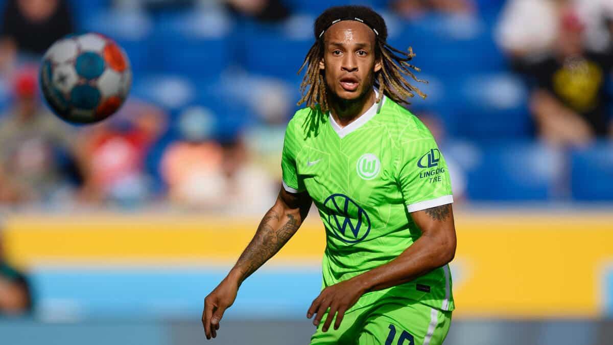 CorSport, se non si dovesse sbloccare Dodò, possibile ritorno di fiamma della Fiorentina per Mbabu - SINSHEIM, GERMANY - SEPTEMBER 25: Kevin Mbabu of Wolfsburg 
 controls the ball during the Bundesliga match between TSG Hoffenheim and VfL Wolfsburg at PreZero-Arena on September 25, 2021 in Sinsheim, Germany. (Photo by Matthias Hangst/Getty Images)