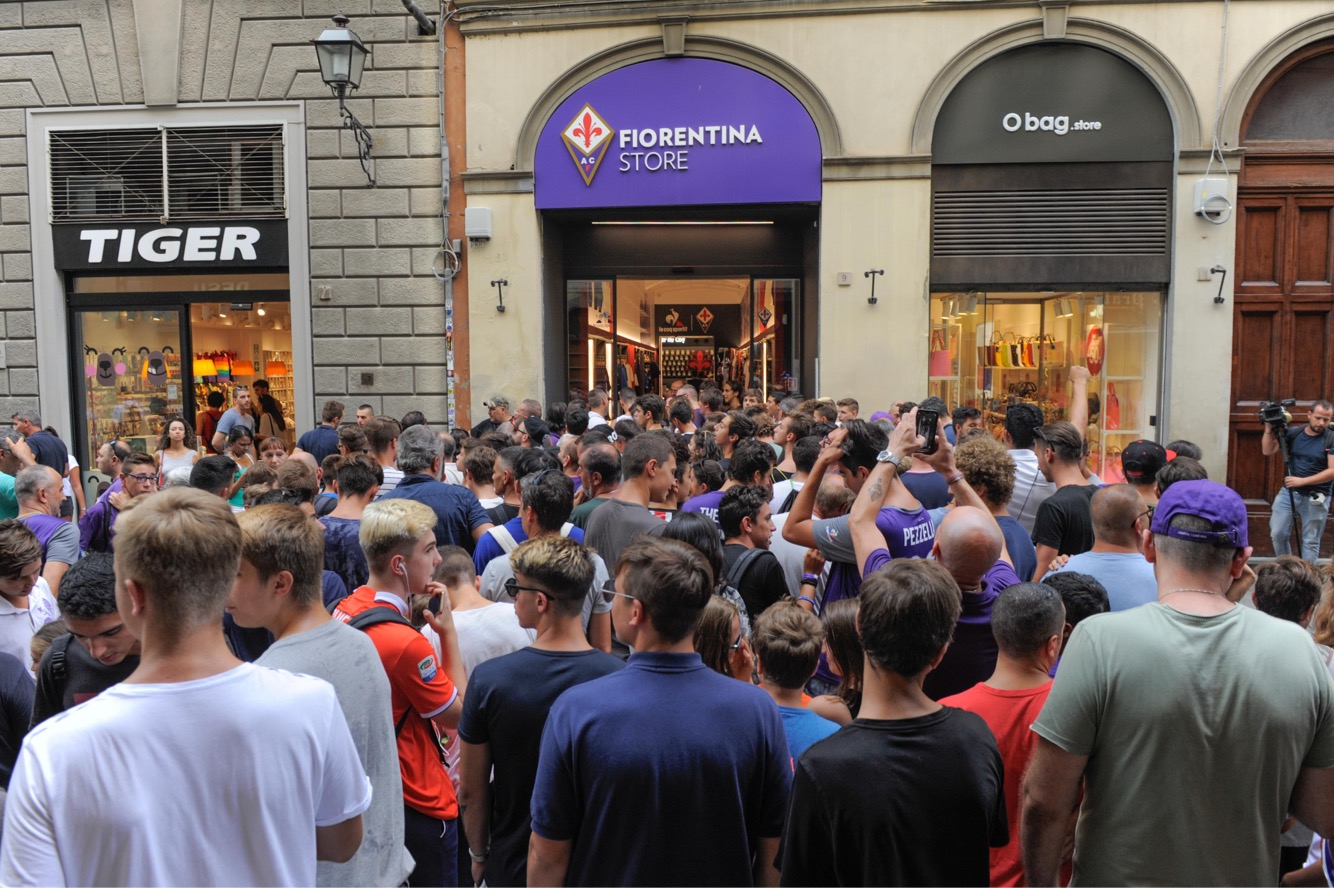 Da domani nello store della Fiorentina disponibile il materiale con il nuovo logo. Attesa per le maglie