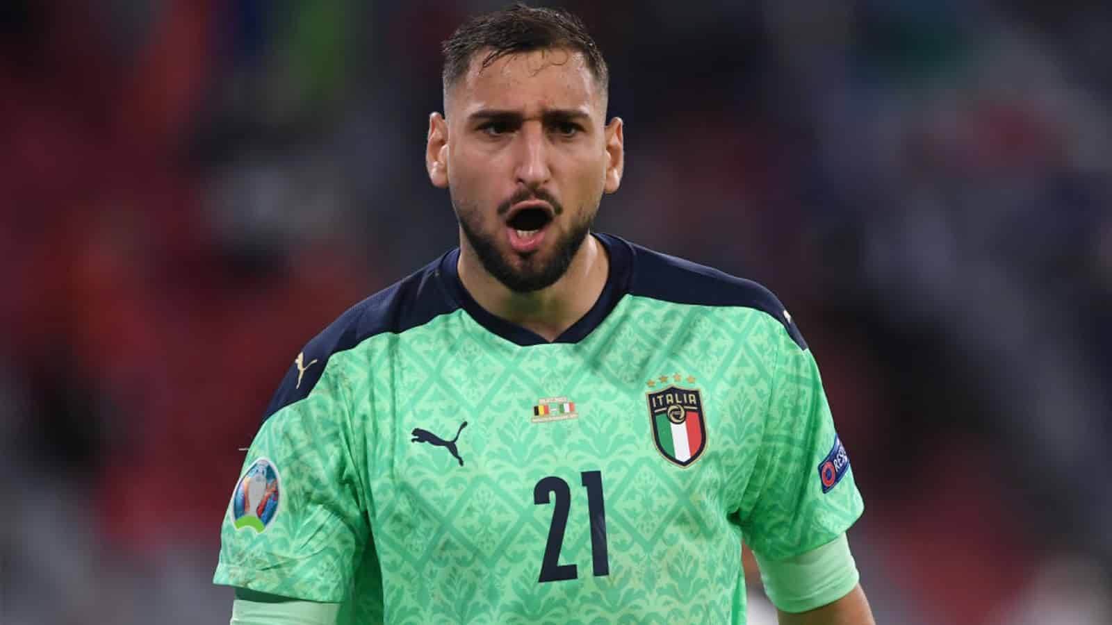 Un tifoso del Milan insulta Donnarumma che non la prende bene e va da lui. I compagni lo rincuorano