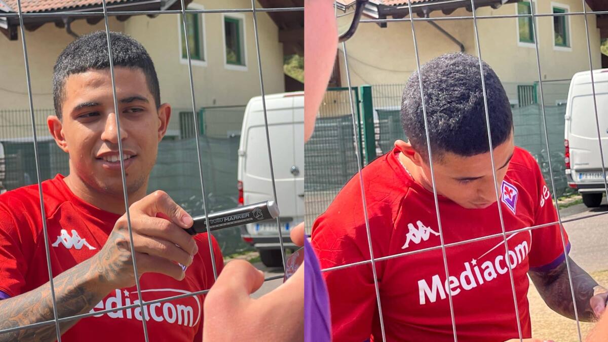 Bagno di folla per Dodò all'arrivo al Benatti di Moena: foto, autografi e tanti sorrisi ai tifosi viola - 
