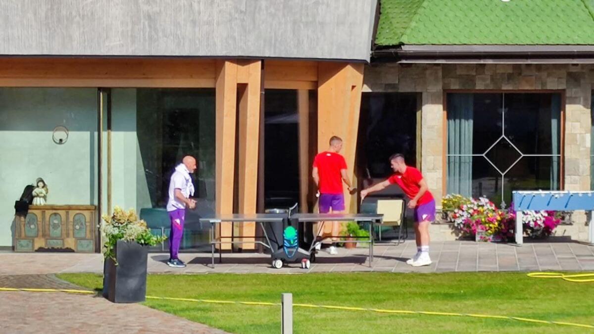 (FOTO) Sfida a ping pong tra Luka Jovic e mister Vincenzo Italiano. Milenkovic a dirigere l'incontro - 