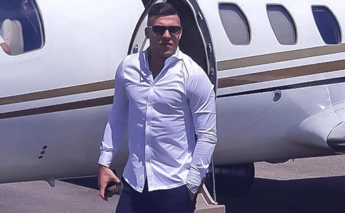 Jovic è atterrato a Firenze, il serbo accolto dei tifosi è un nuovo giocatore della Fiorentina - 