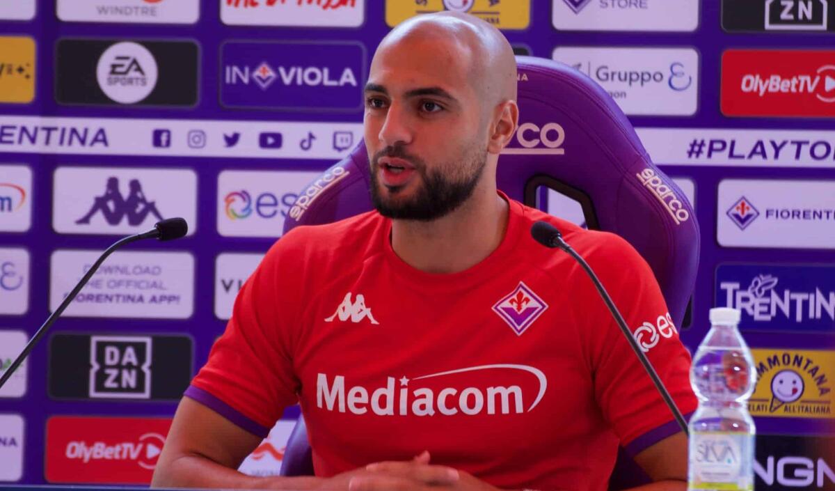 Amrabat: "Sono carico perchè adesso gioco. In bocca al lupo a Torreira ma io sono diverso da lui" - Moena, stadio Benatti, 21.07.2022, conferenza stampa Amrabat, foto Lisa Grelloni. Copyright Labaroviola.com