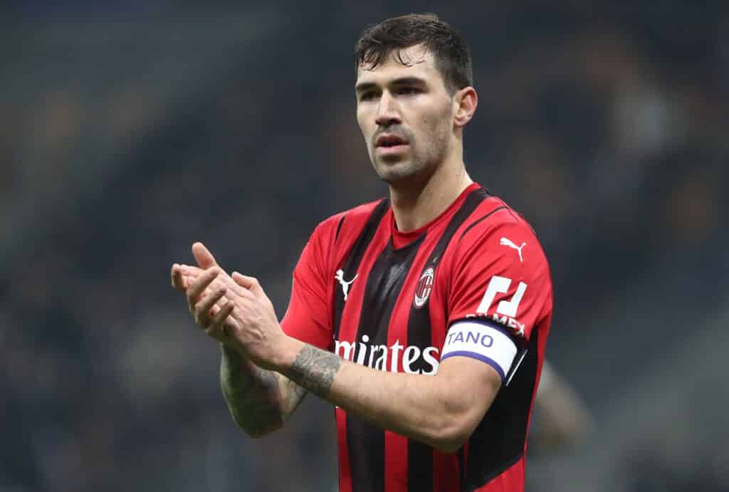MILAN, ITALY - FEBRUARY 05: Alessio Romagnoli of AC Milan gestures during the Serie A match between FC Internazionale and AC Milan at Stadio Giuseppe Meazza on February 05, 2022 in Milan, Italy. (Photo by Marco Luzzani/Getty Images)