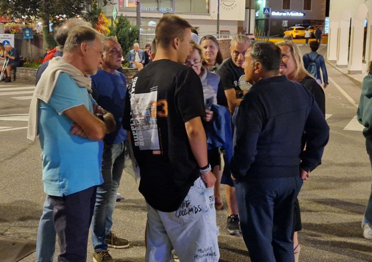 (FOTO) Joe Barone passeggia per le vie di Moena e si ferma a parlare con i tifosi viola