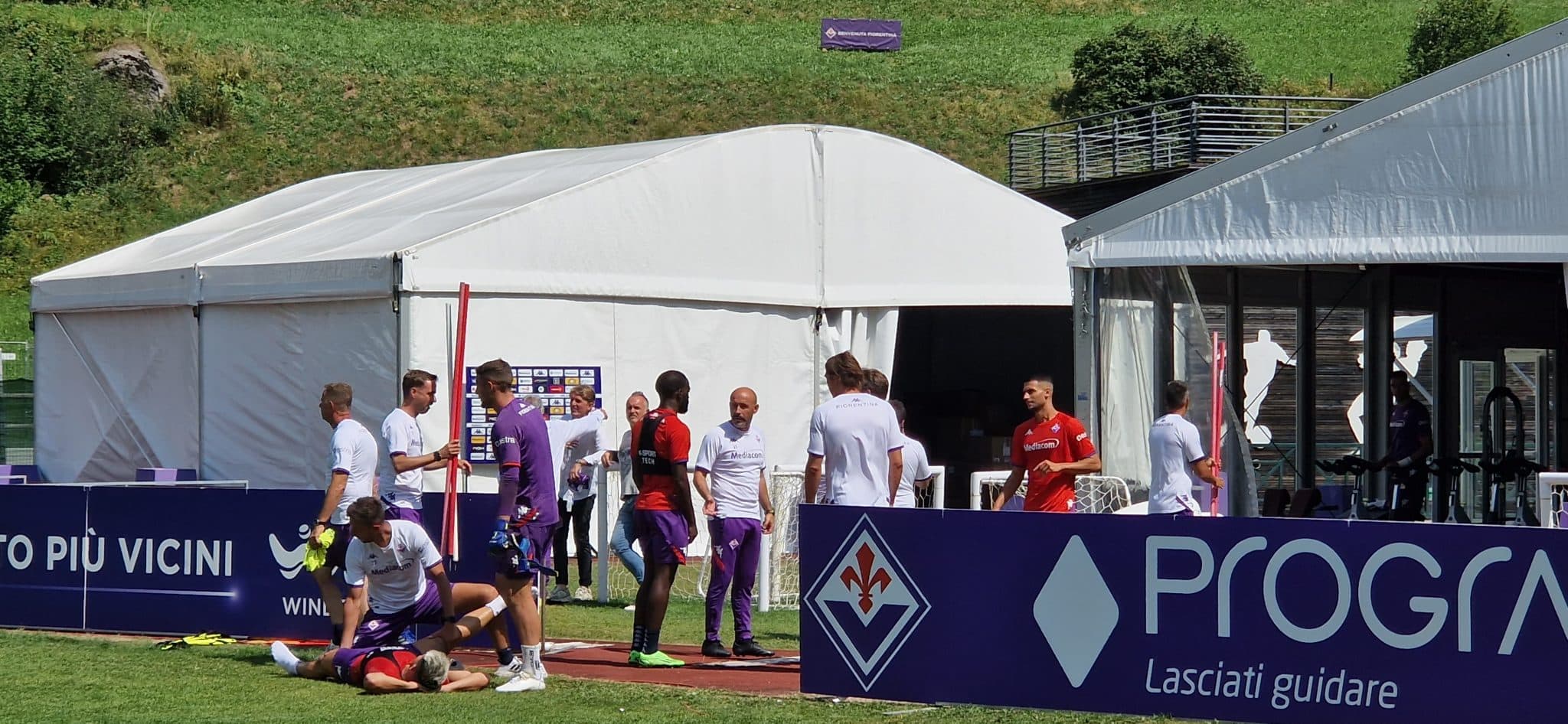 Italiano stuzzica Ikonè sui tiri: "Dobbiamo fare richiesta per far allargare la porta per Jonny"