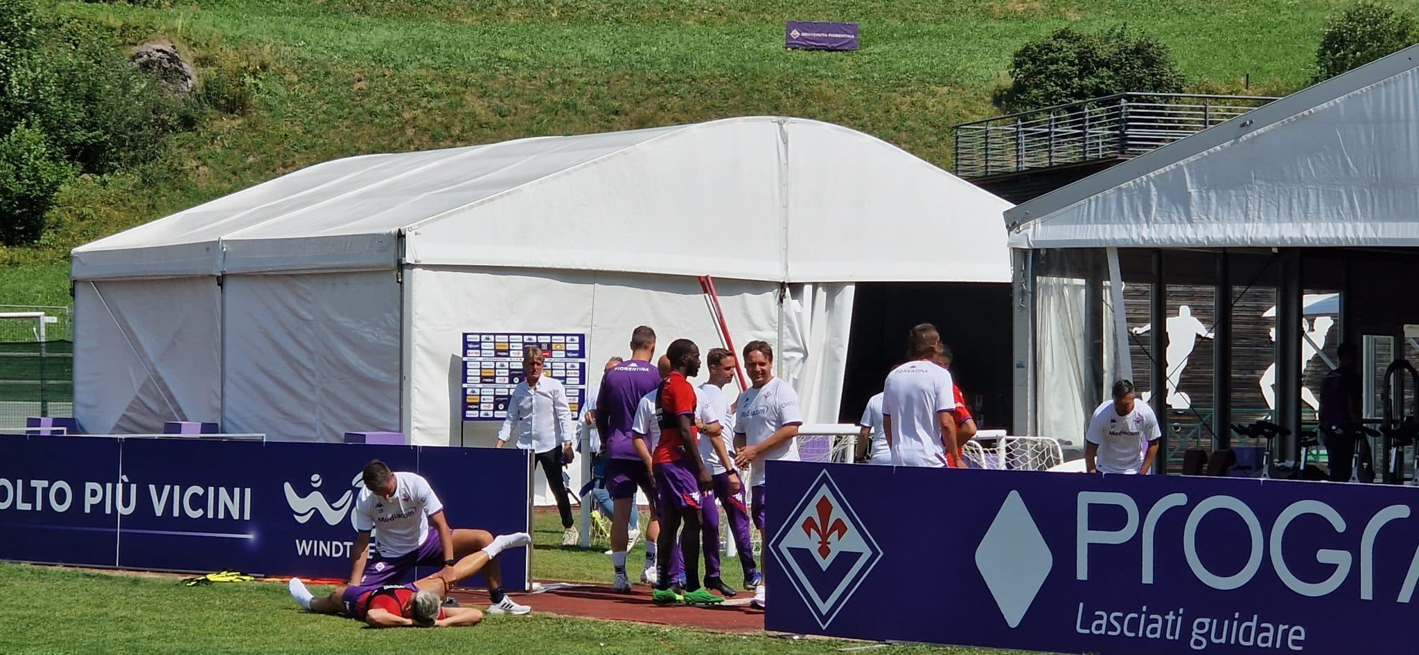 Italiano stuzzica Ikonè sui tiri: "Dobbiamo fare richiesta per far allargare la porta per Jonny"