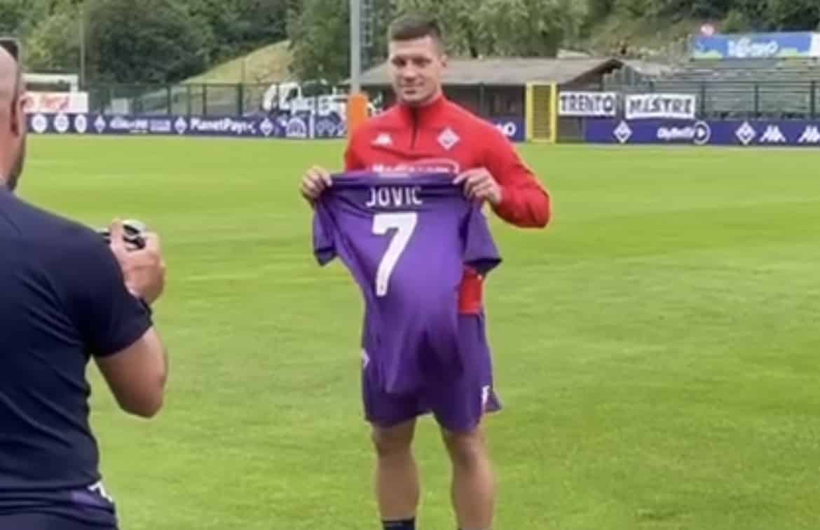 Gazzetta, Jovic si impegna al massimo per imparare l'italiano. Intanto i serbi gli traducono le indicazioni