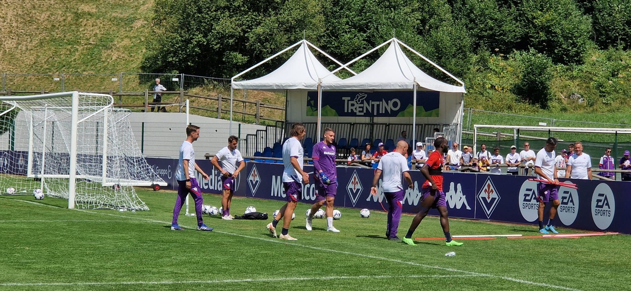 Italiano stuzzica Ikonè sui tiri: "Dobbiamo fare richiesta per far allargare la porta per Jonny"