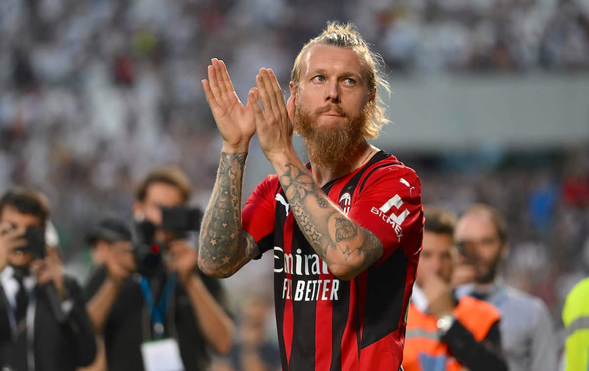 REGGIO NELL'EMILIA, ITALY - MAY 22: Simon Kjaer of AC Milan celebrates after their side finished the season as Serie A champions during the Serie A match between US Sassuolo and AC Milan at Mapei Stadium - Citta' del Tricolore on May 22, 2022 in Reggio ne