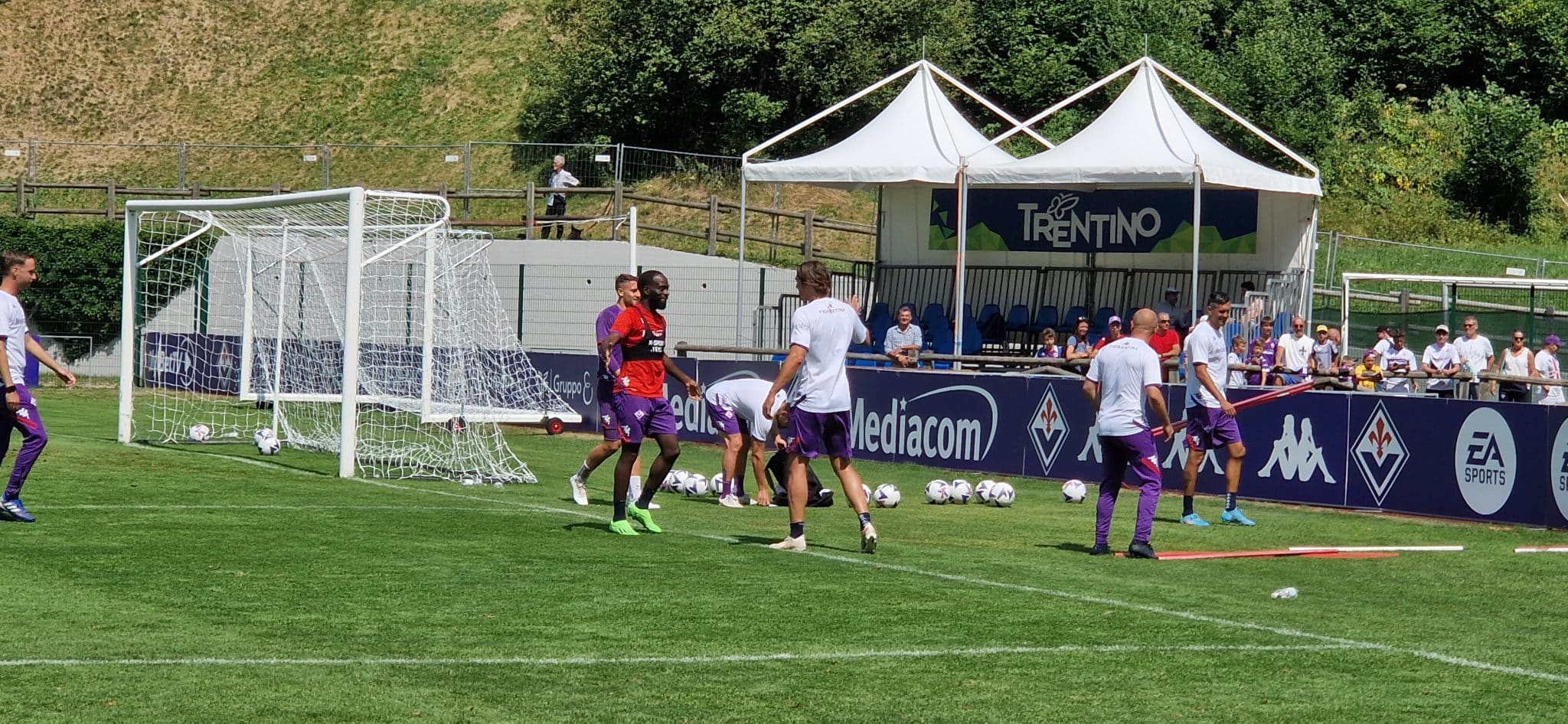 Italiano stuzzica Ikonè sui tiri: "Dobbiamo fare richiesta per far allargare la porta per Jonny"