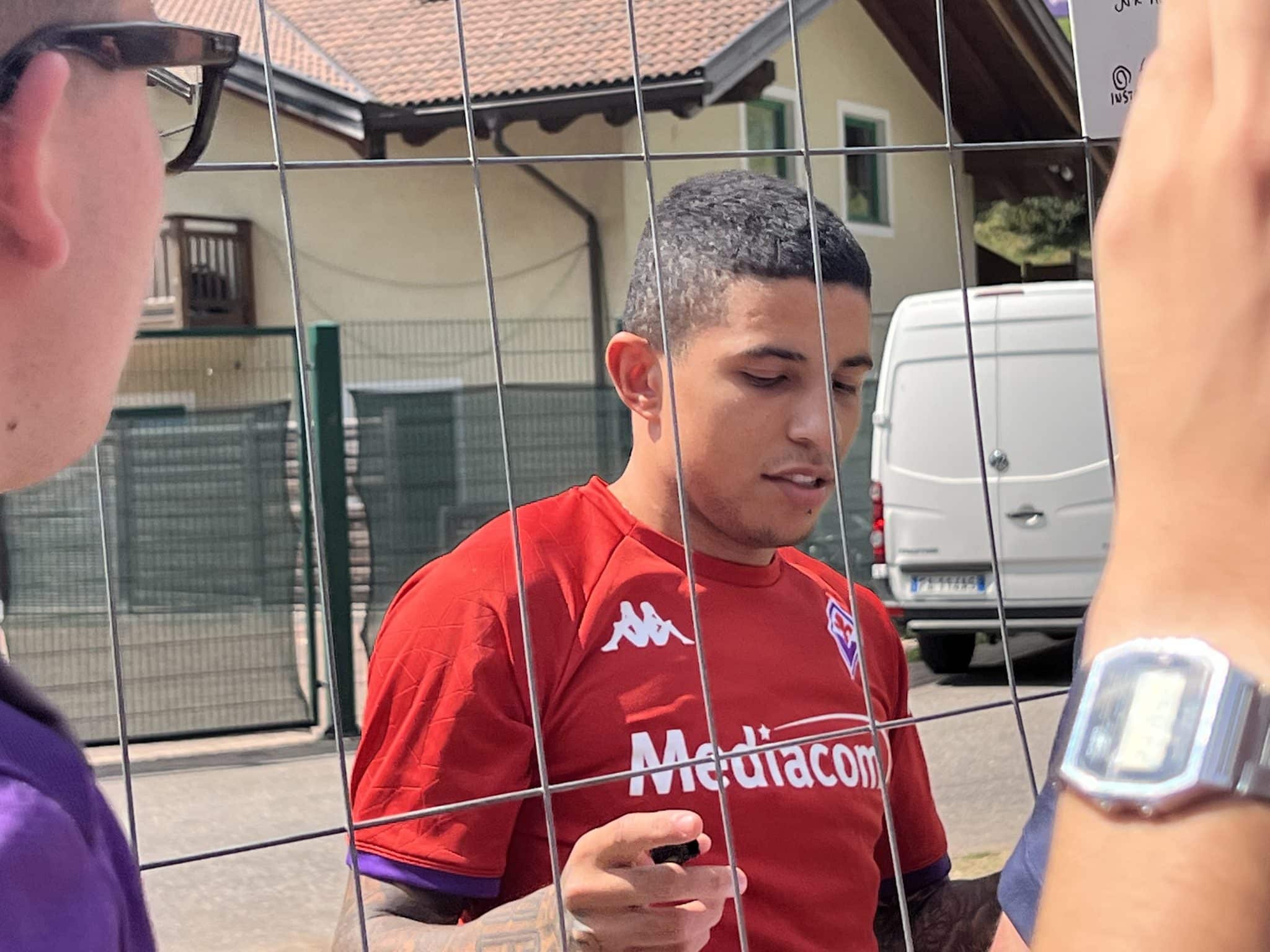 Bagno di folla per Dodò all'arrivo al Benatti di Moena: foto, autografi e tanti sorrisi ai tifosi viola