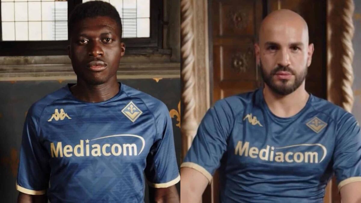 (FOTO): terza maglia della Fiorentina, blu con dettagli in oro omaggio al salone dei Gigli - 