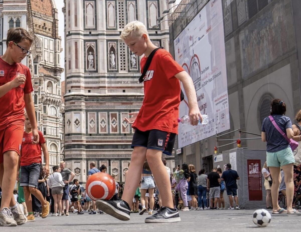 "Firenze diventa rossa". Il Twente è carico e prova ad appropriarsi della città - 