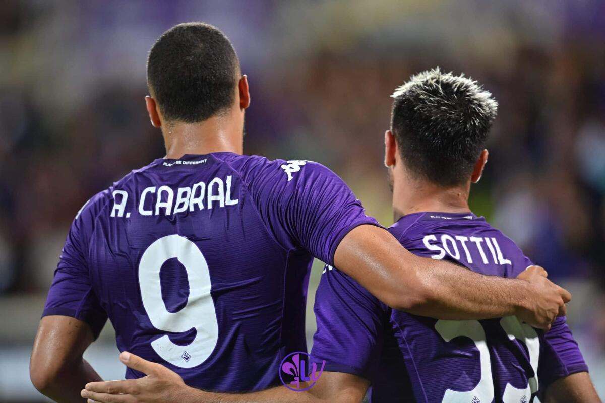Nazione scrive: “Bella e tutta da godere nel primo tempo, troppo appagata nella ripresa. Una Fiorentina da due volti” - Esultanza Arthur Cabral (ACF Fiorentina) con Riccardo Sottil (ACF Fiorentina)