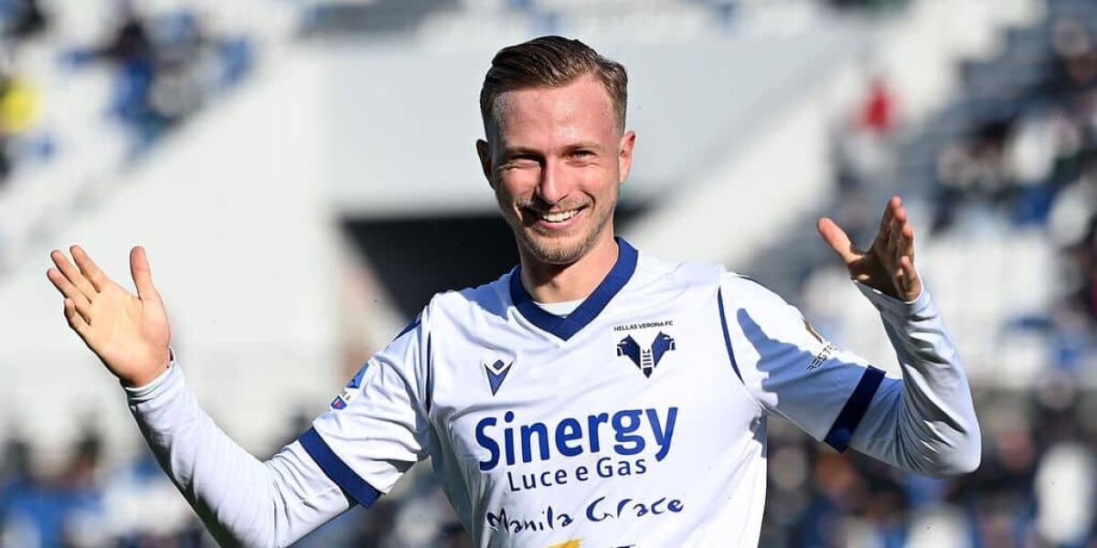 Barak vicino alla Fiorentina, formula con prestito oneroso di 2 milioni con diritto di riscatto a 12 - REGGIO NELL'EMILIA, ITALY - JANUARY 16: Antonin Barak of Hellas Verona celebrates after scoring his team second goal during the Serie A match between US Sassuolo and Hellas Verona FC at Mapei Stadium - Citta' del Tricolore on January 16, 2022 in Regg