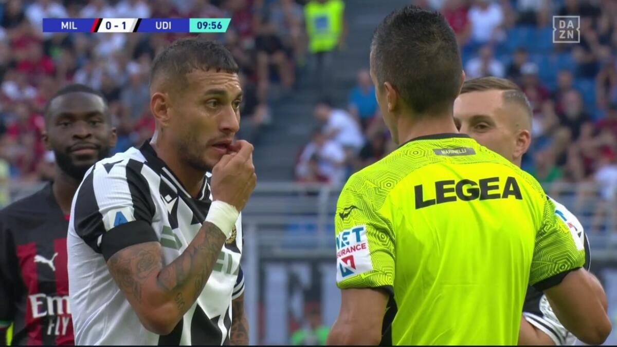 Figuraccia arbitri, avevano detto: "Non fischieremo più i contatti, solo falli" poi regalano rigore al Milan - 