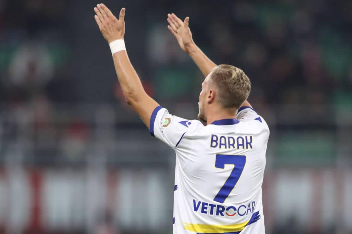 Il Corriere dello Sport scrive: "Riscatto di Barak obbligatorio se giocherà almeno il 50% delle partite" - MILAN, ITALY - OCTOBER 16: Antonin Barak of Hellas Verona celebrates after scoring to give the side a 2-0 lead during the Serie A match between AC Milan and Hellas Verona FC at Stadio Giuseppe Meazza on October 16, 2021 in Milan, Italy. (Photo by Jon