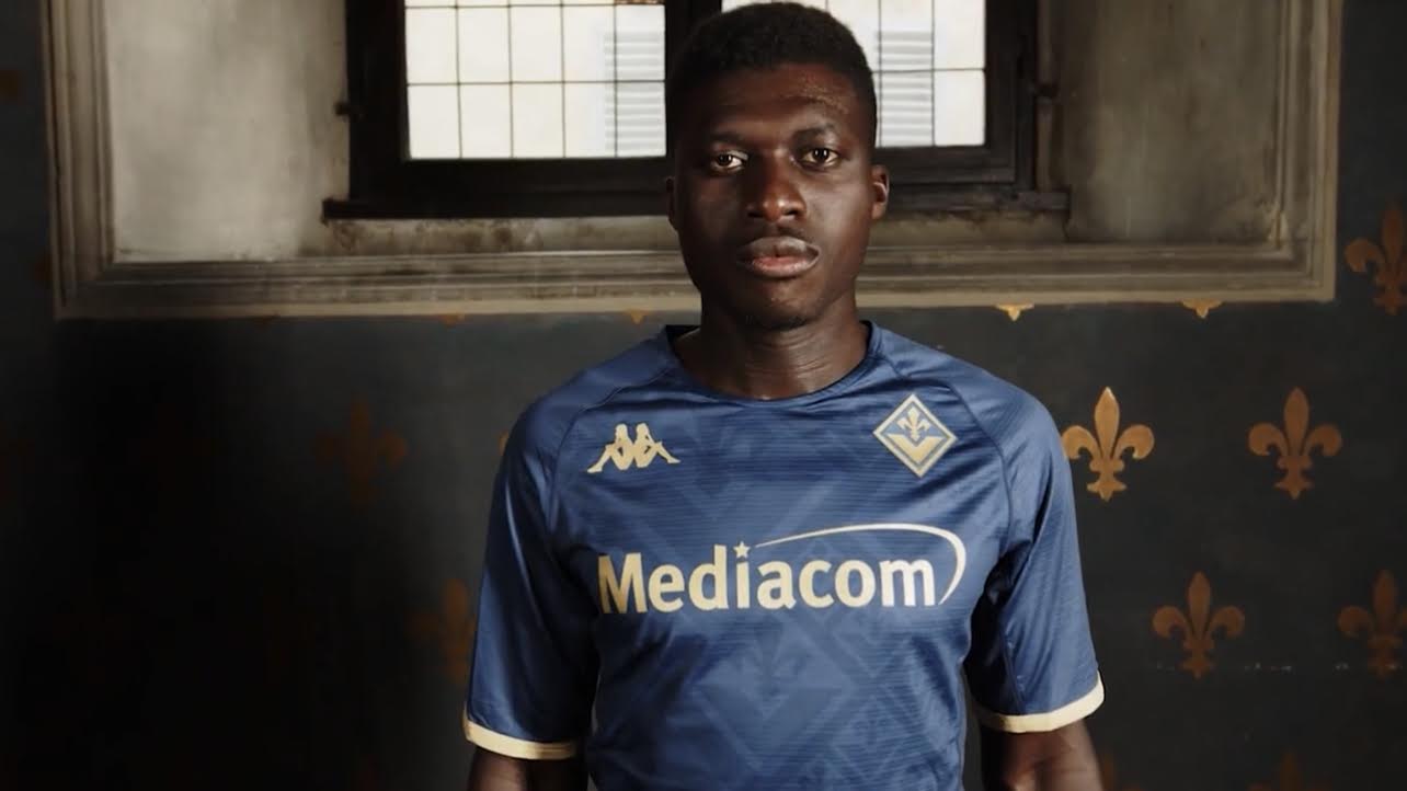 (FOTO): terza maglia della Fiorentina, blu con dettagli in oro omaggio al salone dei Gigli