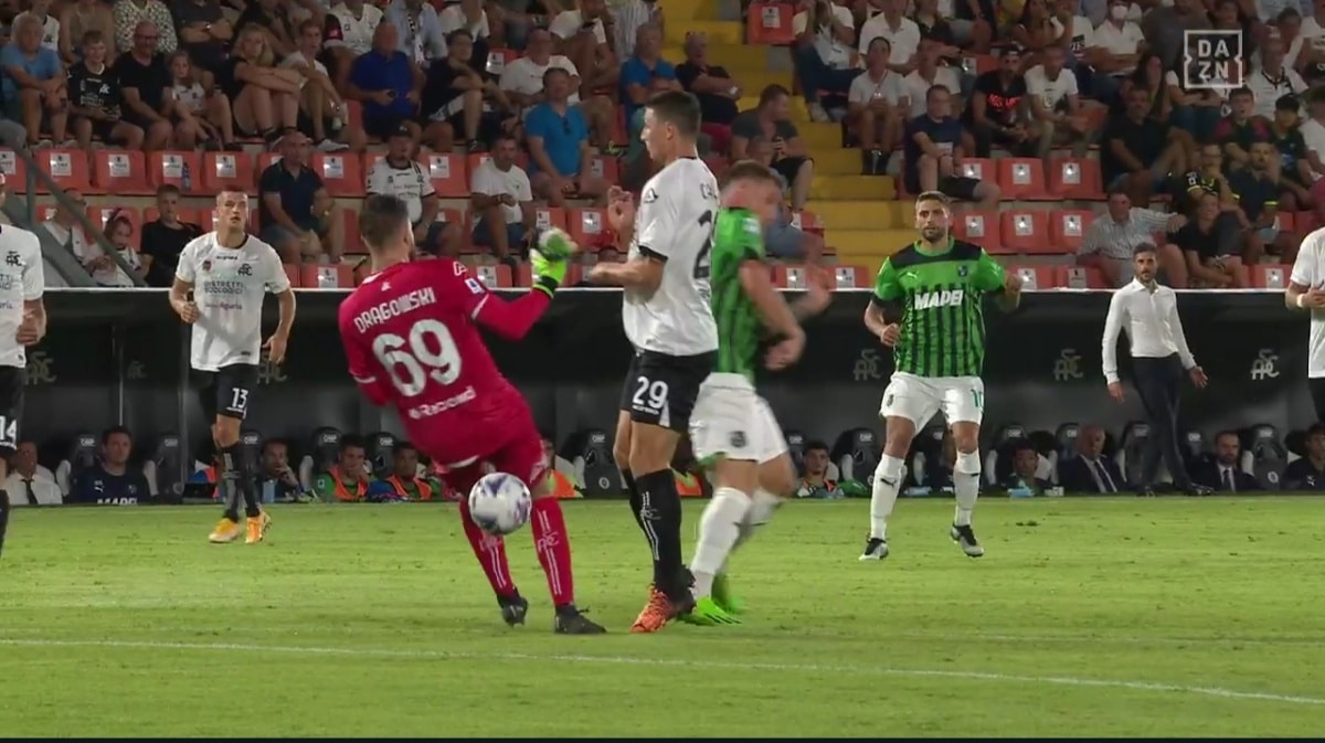 Che papera di Dragowski, ecco il motivo perchè ha lasciato la Fiorentina. Liscia la palla e regala gol