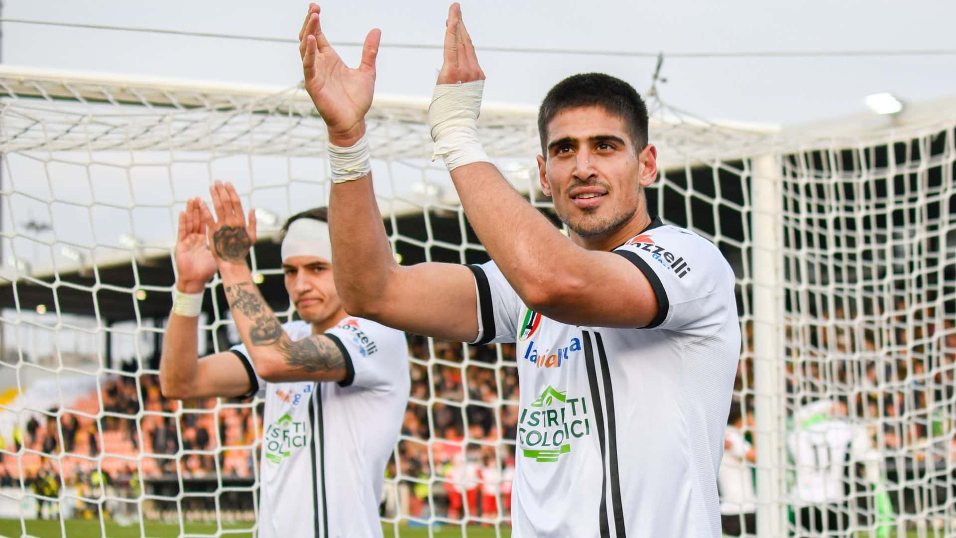 epa09819341 Spezia?s Dimitrios Nikolaou greets the fans at the end of the Italian Serie A soccer match Spezia Calcio vs Cagliari Calcio at the Alberto Picco stadium in La Spezia, Italy, 12 March 2022. EPA/FABIO FAGIOLINI (MaxPPP TagID: epalivesix062750.jp