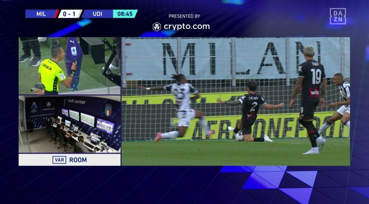 Figuraccia arbitri, avevano detto: "Non fischieremo più i contatti, solo falli" poi regalano rigore al Milan