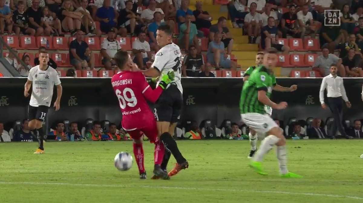 Che papera di Dragowski, ecco il motivo perchè ha lasciato la Fiorentina. Liscia la palla e regala gol