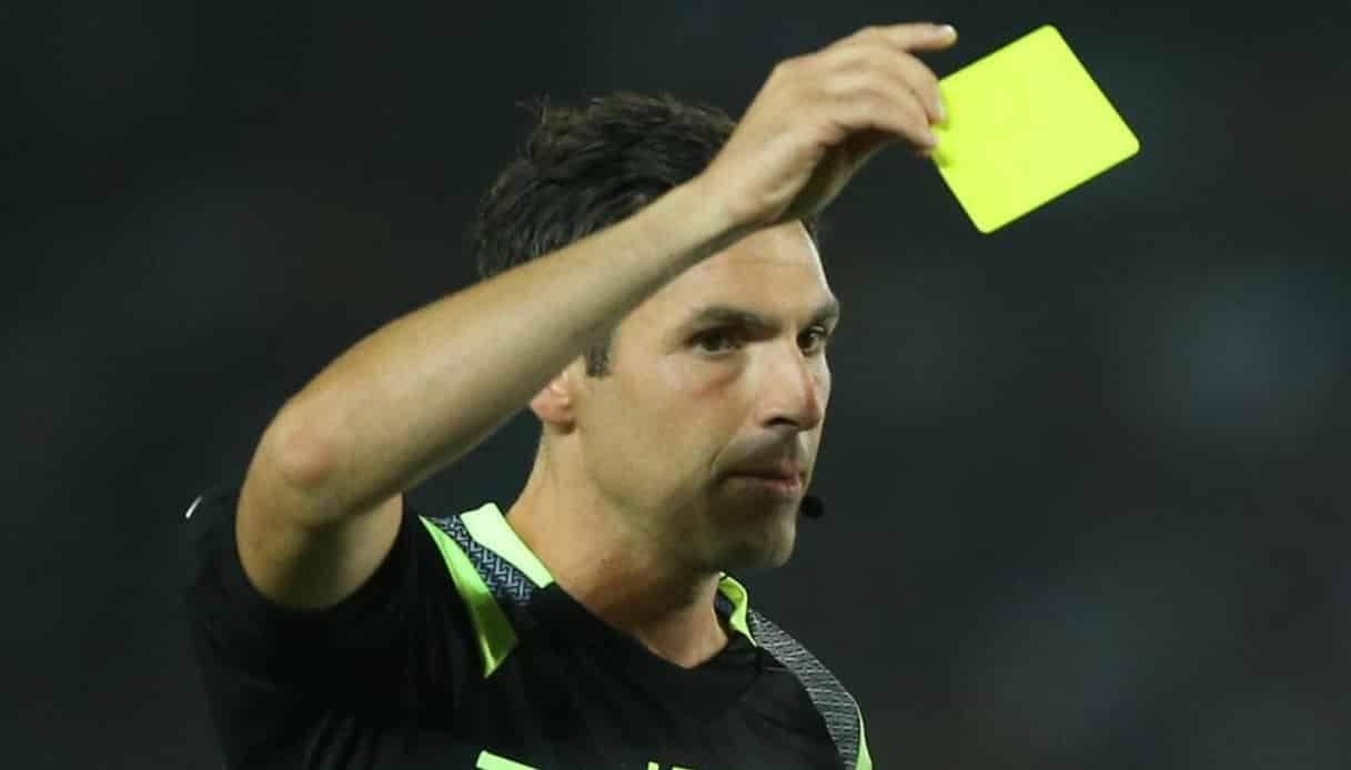 Referee Juan Luca Sacchi shows the yellow card to Verona's Miguel Veloso during the Italian Serie A soccer match US Lecce vs Hellas Verona FC at the Via del Mare stadium in Lecce, Italy, 01 September 2019.ANSA/MARCO LEZZI