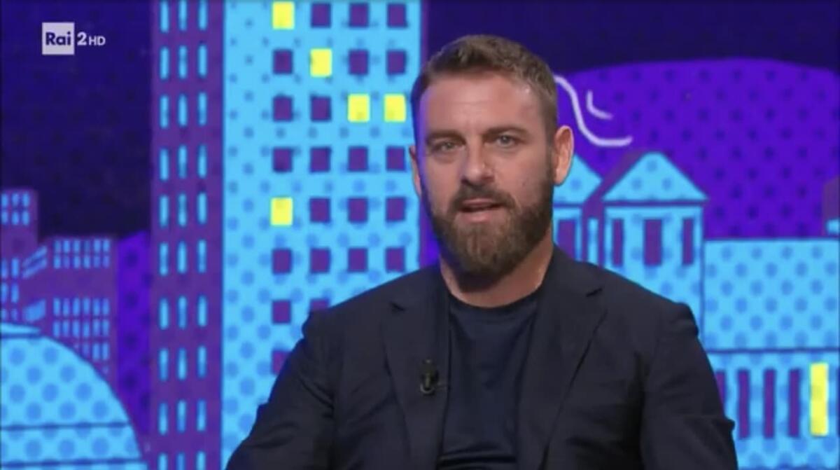Sentite De Rossi: “Se ti riscaldi sotto la tribuna del Franchi, senti tutto, anche le virgole” - 