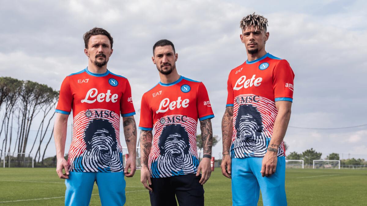 Batosta Napoli, deve togliere la faccia di Maradona dalle magliette. Figli si sono opposti - 