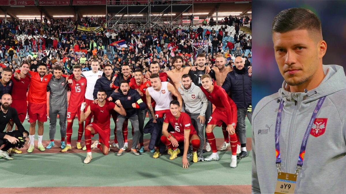 La Serbia vince e la nazionale festeggia con i propri tifosi ma Jovic non prende parte alla festa - 
