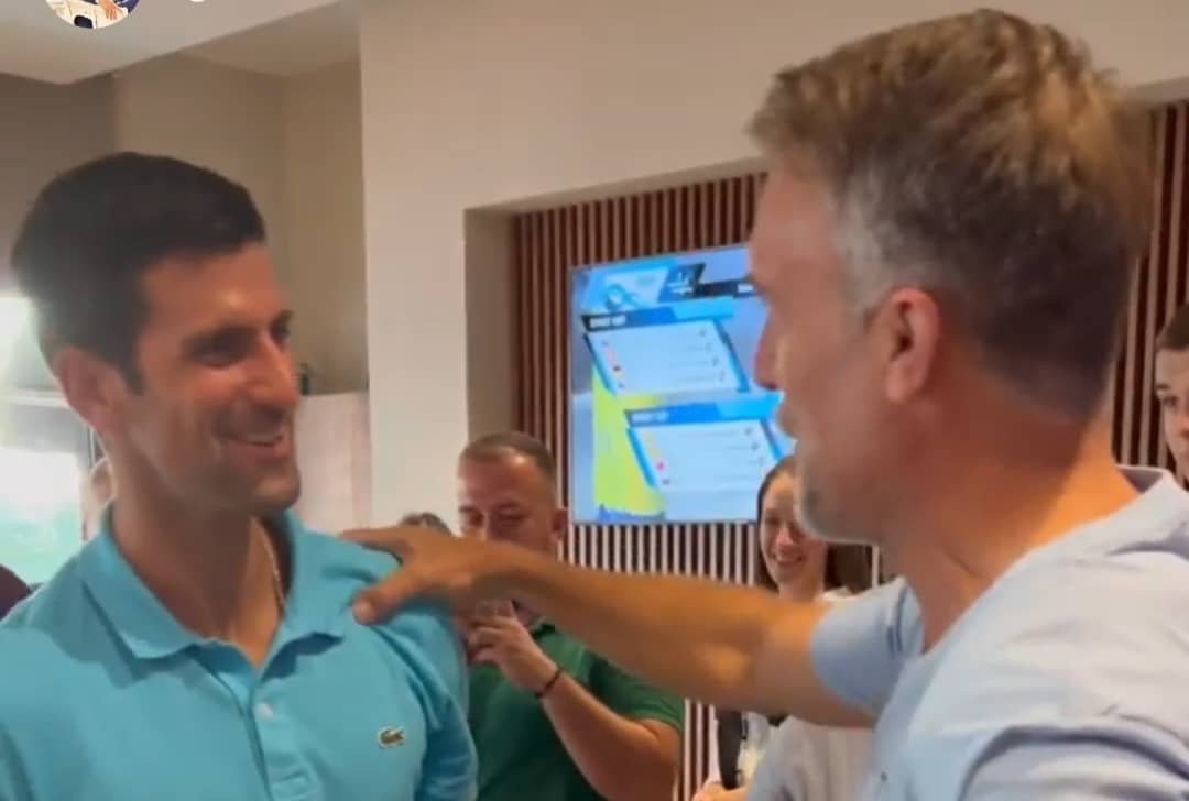 Djokovic si emoziona per l'incontro con Batistuta, abbraccio e sorrisi per il campione della Fiorentina