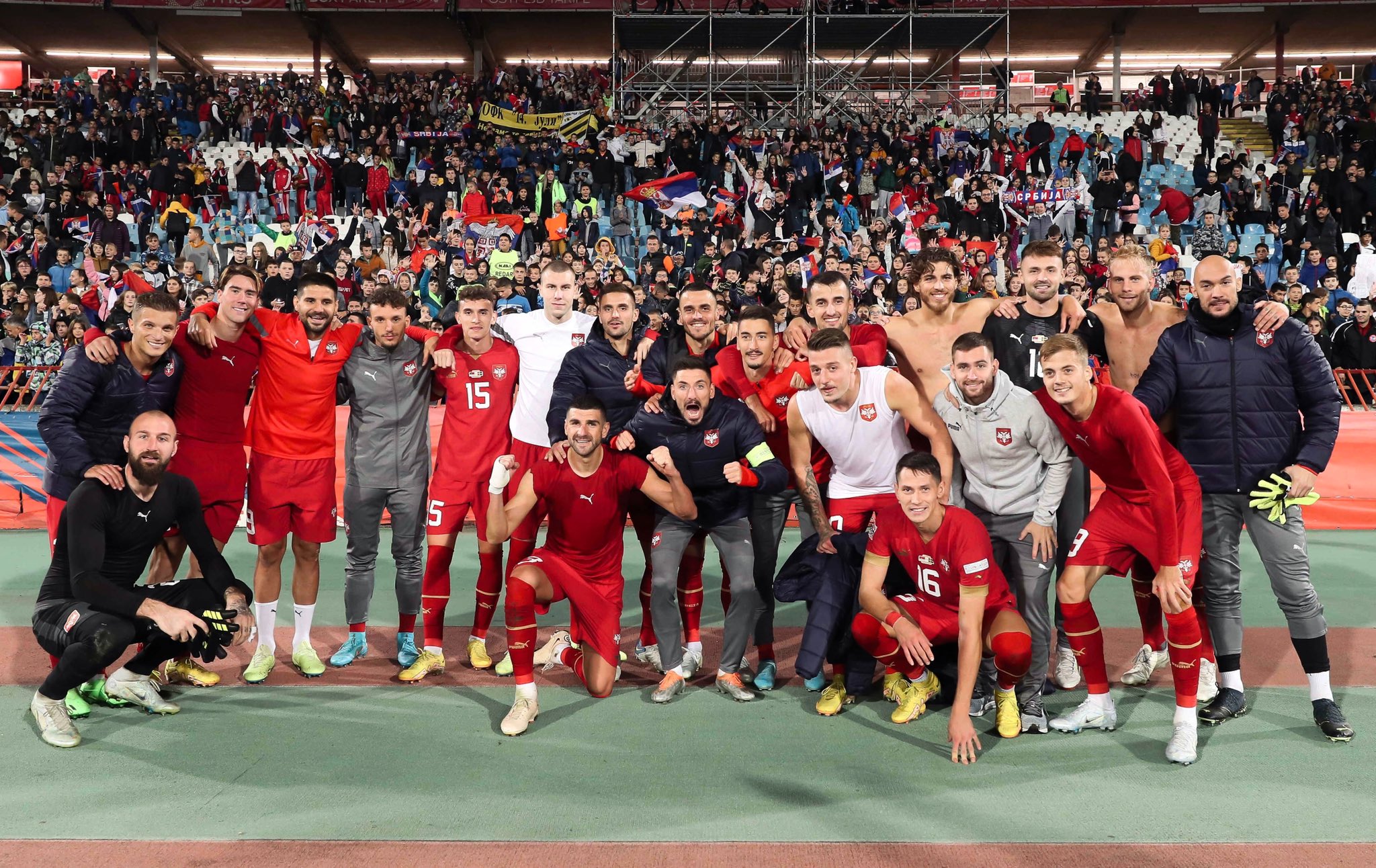 La Serbia vince e la nazionale festeggia con i propri tifosi ma Jovic non prende parte alla festa