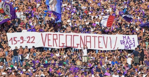 Striscione tifosi ACF Fiorentina per la brutta sconfitta in Conference League